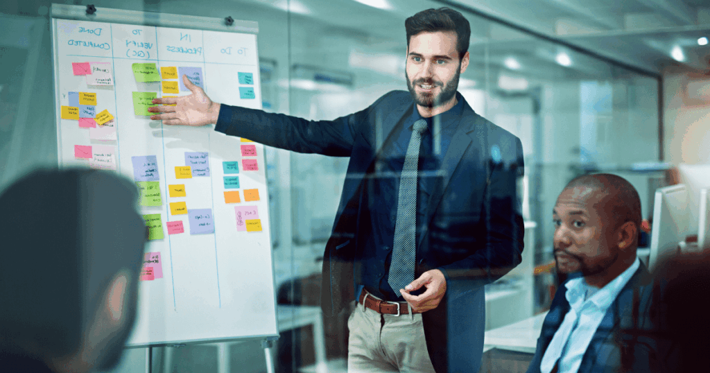 Profissional apresentando quadro de planejamento com estratégias baseadas nas métricas de Meta ADS para melhorar resultados de marketing
