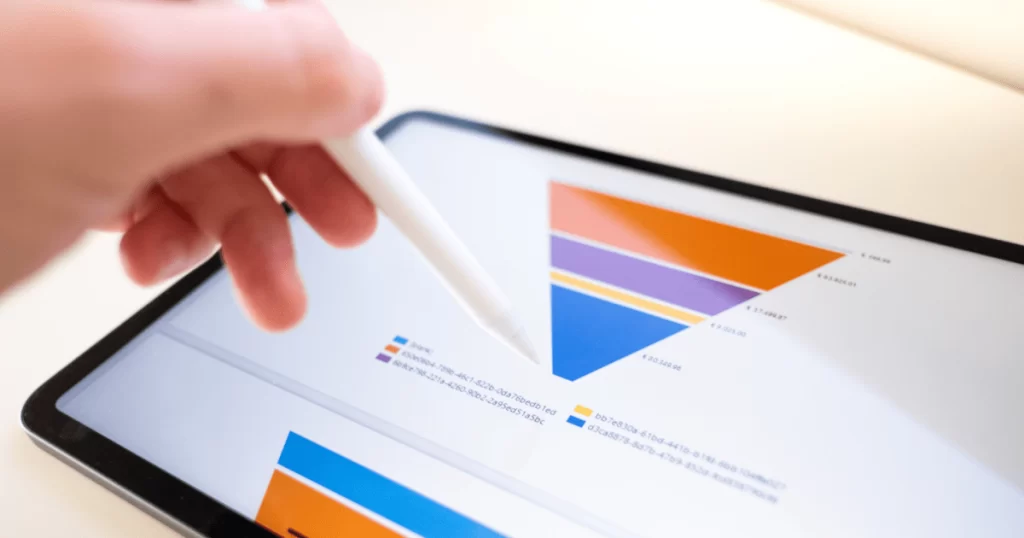 Pessoa utilizando um tablet com gráfico de funil colorido para representar as etapas do funil de vendas em uma análise de desempenho.