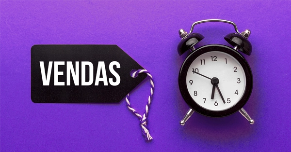 Imagem com despertador e etiqueta de vendas em fundo roxo, representando a importância do tempo no ciclo de vendas.